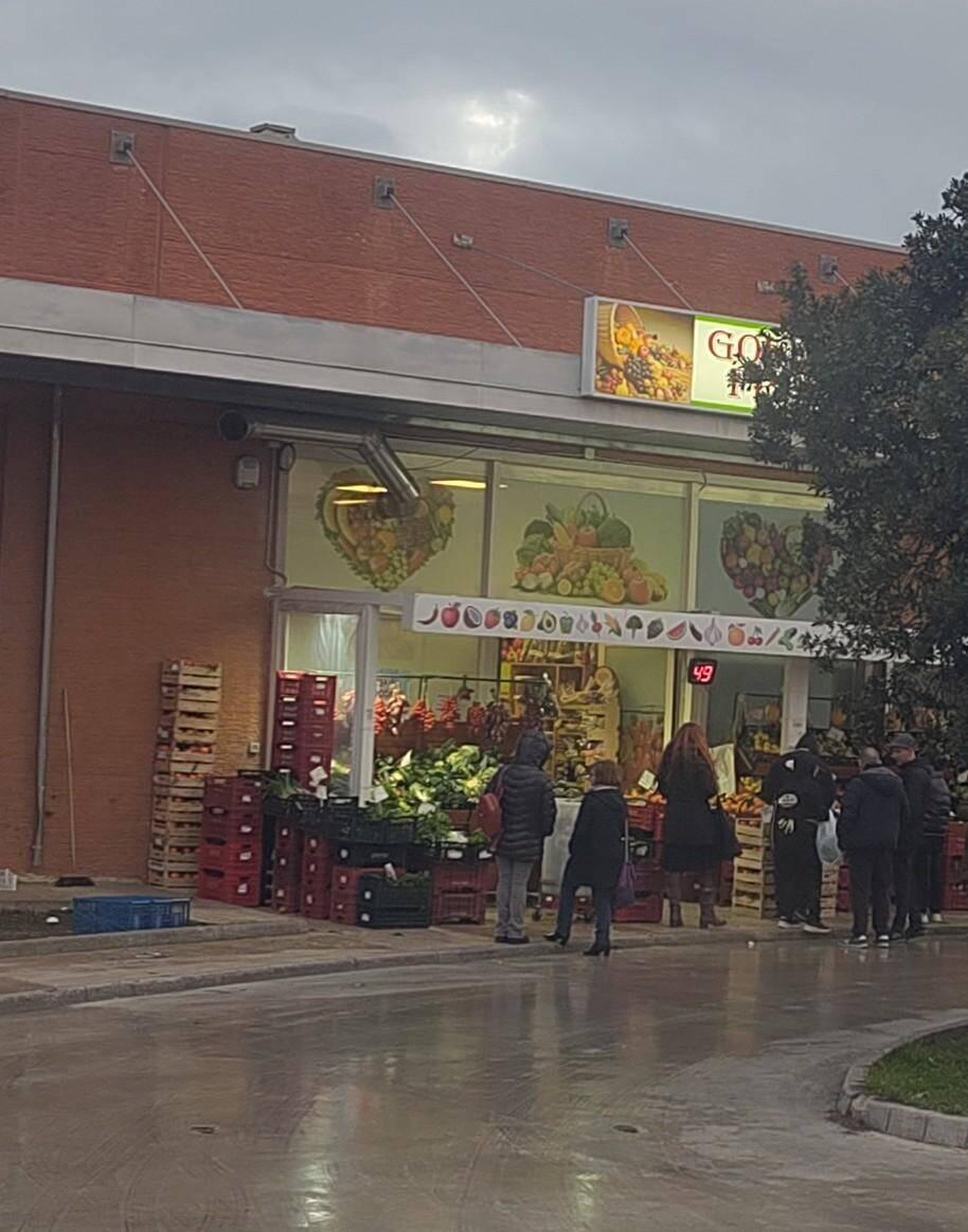 Obst und Gemüse Laden, auch hier gilt: Markerl ziehen und warten bis man dran kommt