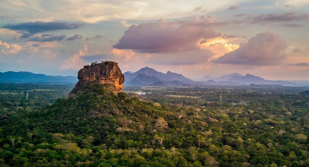 Landschaftsbild mit dem Sigiriya-Felsen bei Sonne - für einen Eindruck, wo wir da hoch sind 🥵☺️