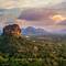 Landschaftsbild mit dem Sigiriya-Felsen bei Sonne - für einen Eindruck, wo wir da hoch sind 🥵☺️