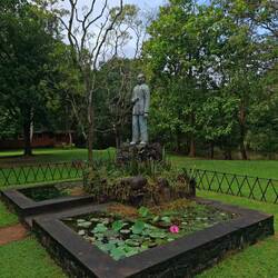 Statue des berühmten Archäologen Senarath Paranavithana