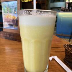 Da bestellt man einen Ananassaft und er wird aus frischer Ananas gemacht. Love it.