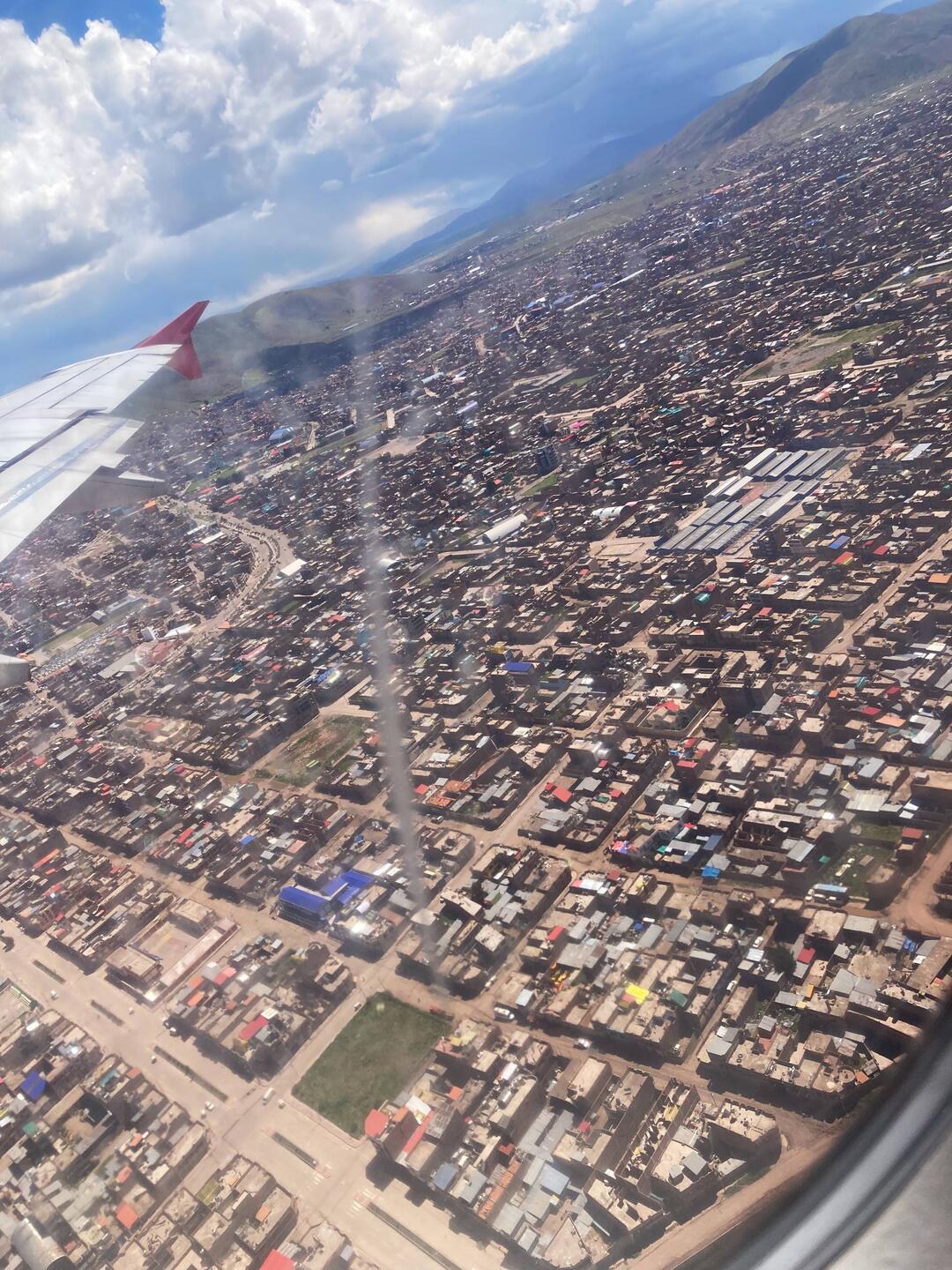 Flug über Juliaca. Einer geplanten Industriestadt mit viel Geldwäsche und Co.