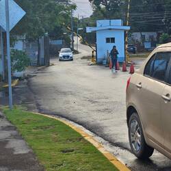 An der Schranke wird kontrolliert, wer hier reinfährt.