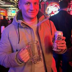 La baldoria, acqua in lattina ma Sparkling ✨