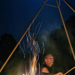 ...oder sitzen am Lagerfeuer
