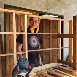 Konstruktion des Unterbaus des Tresens