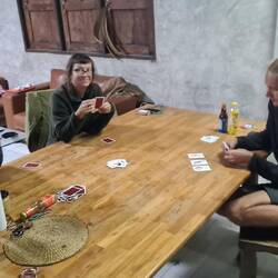 Abends spielen wir Karten