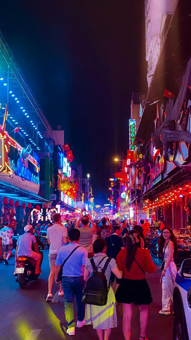 phố đi bộ bùi viện - walking street