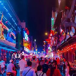 phố đi bộ bùi viện - walking street