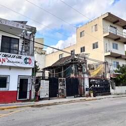 einfach mitten in der Stadt eine Ruine - ist aber bewohnt