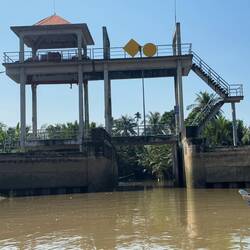 Eine Schleuse, um das Salzwasser zurückzuhalten