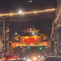 Bitte dem Stromkabelsalat rechts Beachtung schenken