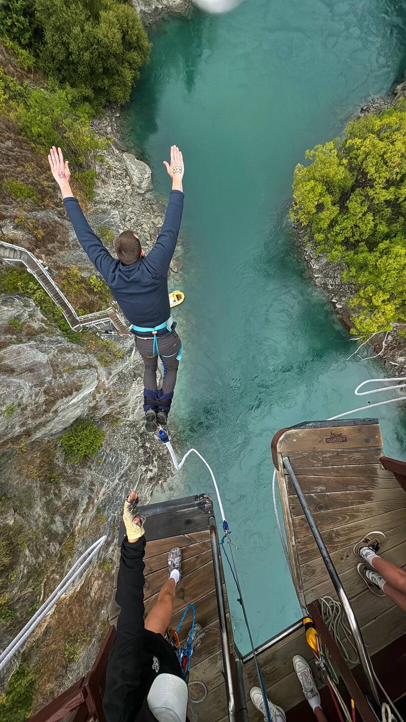 Bungy jumping at Karawau Bridge near Queenstown