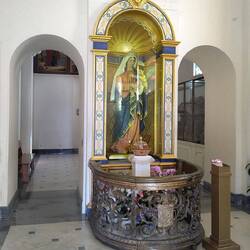 Madonna mit Kind im blauen Faltengewand