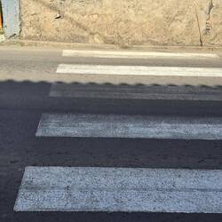 Interessanter Fussgängerüberweg... Direkt vor eine Mauer