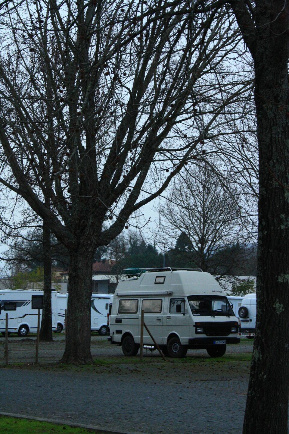 Parkplatz am Messegelände - "scheinbar schwarz-weiß"