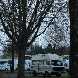 Parkplatz am Messegelände - "scheinbar schwarz-weiß"