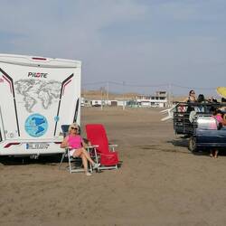 Rechts im Bild ein peruanische Personentransport. 10 Leute auf dem Picup.