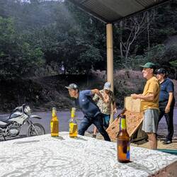 Sie werfen eine Metallscheibe