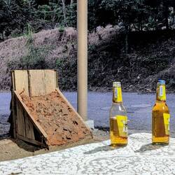 Es gibt vier rote Punkte die man treffen soll. Trifft man, dann knallt es