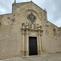 Hauptportal, leider machte der Pfarrer gerade Siesta und das berühmte Mosaik blieb uns verwehrt