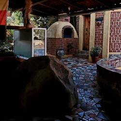 Blick auf den Weinkeller und Backofen