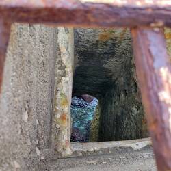 Tiefe, senkrechte Schächte geben Rätsel auf