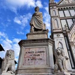 Dante fuori e dentro la sua tomba.