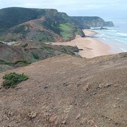 Blick zurück auf den Praia da Cordoama während des Aufstiegs auf der anderen Seite 🫢.