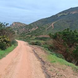 Auf breiten Feldwegen geht es zum Praia da Barriga runter