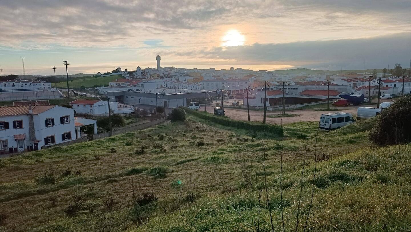 Blick zurück auf Vila do Bispo bei Sonnenaufgang.