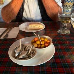 Sauer eingelegte Anchovis und Oliven