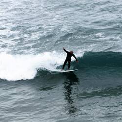 Surfer am Praia do Amado