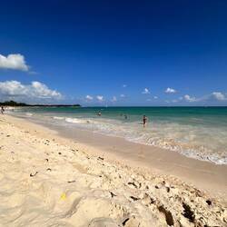 am Strand wenig Leute - vor allem hier vor den Hotels