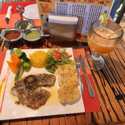 sehr schön präsentiertes Fischfilet, viele Beilagen