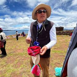 Abad explaining to us the hat that mustn't leak