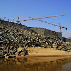 Hier wird ein Staudamm gebaut.