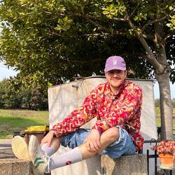 Tom sitzt in der Sonne und freut sich über seine neue Heimat