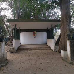 In dem Mausoleum Camayenne ruhen wichtige Widerstandskämpfer, u. a. Sékou Touré
