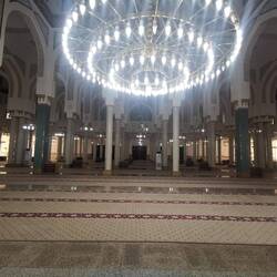 Die Moschee kann insgesamt 14 tausend Gläubige fassen