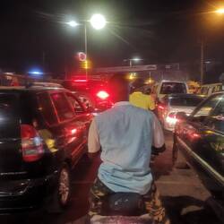 Hier ist selbst mit Fahrrad und Motorrad kein Durchkommen mehr möglich