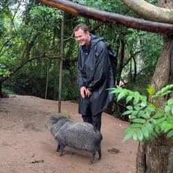 ... Benno aber auch! (Auch wenn ihn das süße Schwein 🐷 zuerst bissi erschreckt hat 😄)