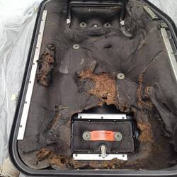 ...die Dämmung der Motorhaube eher weniger...