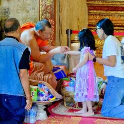 Segnung der Gläubigen und Markierung der Spende durch ein Bändchen