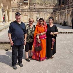 Eine indische Schönheit mit 3 Touris