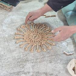 Er puzzelt den ganzen Tag Mosaike zusammen