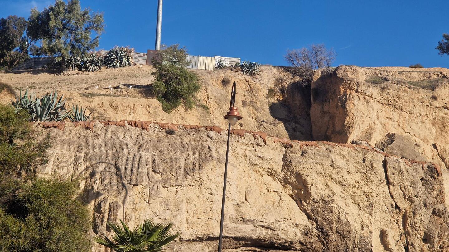 Dort oben wird Leder getrocknet, an der Kante