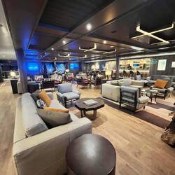 Deck 4: Expedition Lounge