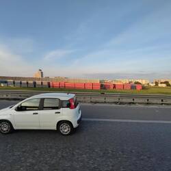 Der Panda ist wirklich ein Zwutschgerl, Bier Vorrat in Bari im Hintergrund