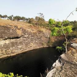 Ein kleiner See zwischen Felsen